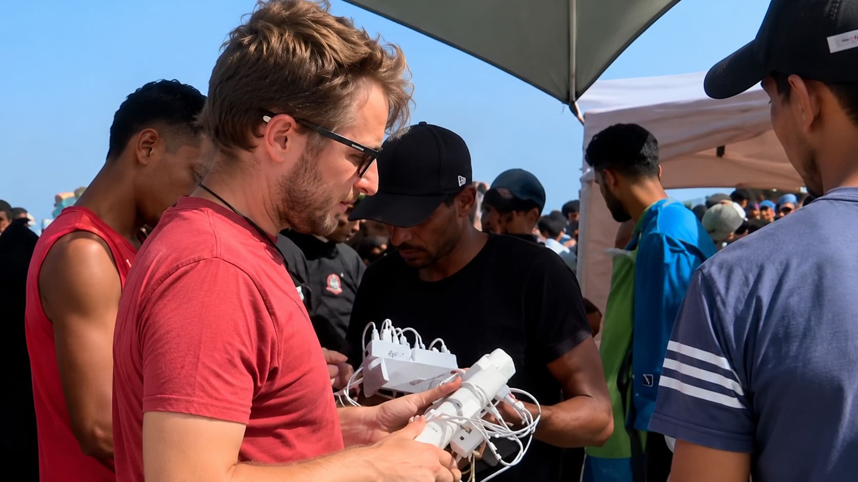 Una ONG alemana instala un punto para que los inmigrantes recarguen sus móviles en plena crisis de Ceuta