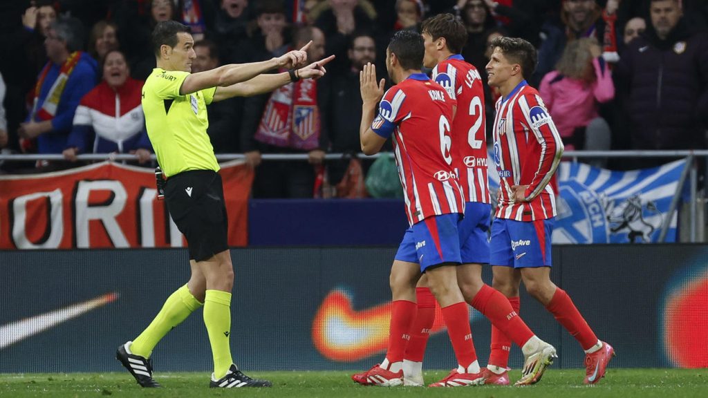 El Atlético se burla de Mourinho con una pancarta que pide parar el acoso arbitral