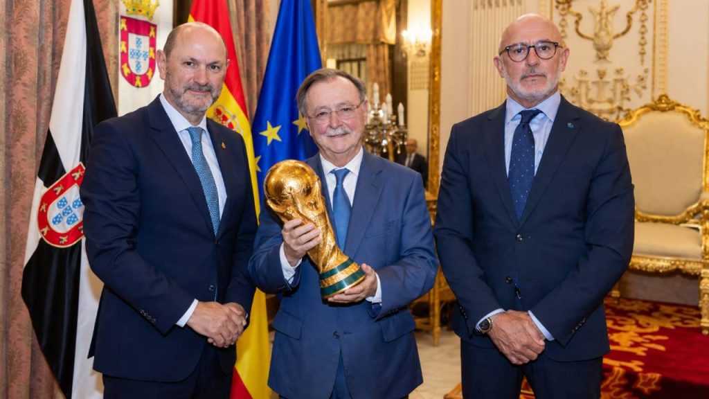 La federación española se vuelca con Ceuta: «El fútbol español es hoy blanquinegro y late con el corazón de Ceuta»