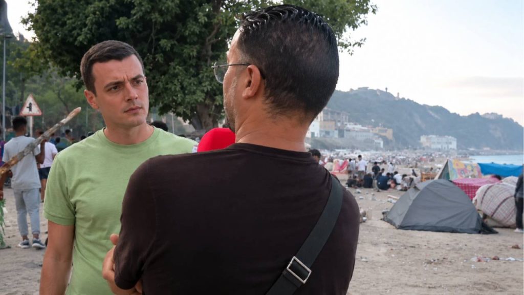 Un marroquí llegado durante la invasión de Ceuta asegura en televisión que la Policía de Marruecos le ordenó cruzar a España: «Corre, entra, la frontera está abierta»