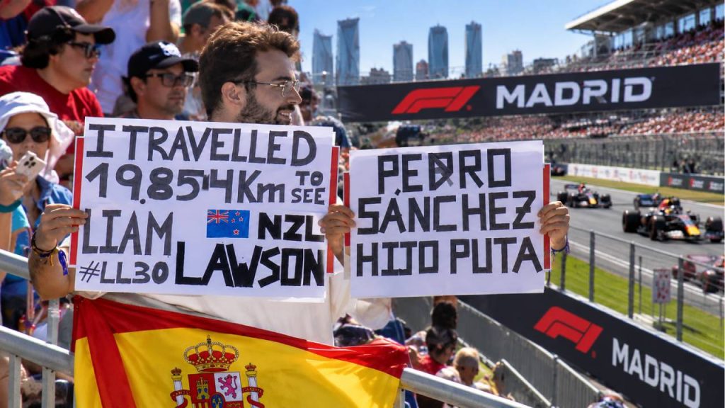 Un aficionado viaja casi 20.000 kilómetros para ver la F1 en Madrid y se hace viral por acordarse de la madre de Pedro Sánchez