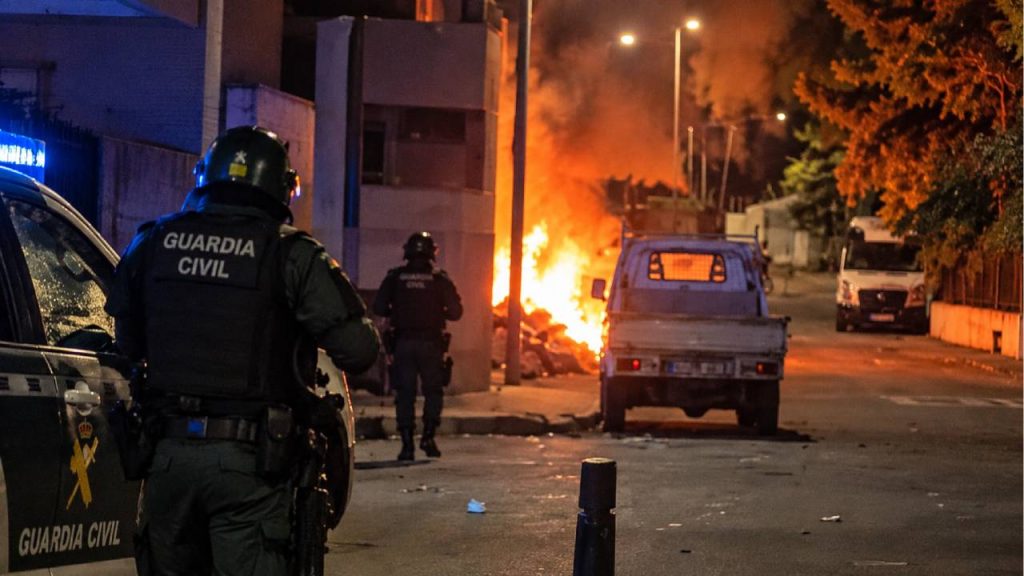 Apedrean a un guardia civil mientras protegía a los Bomberos en otra noche de caos tras la invasión de Ceuta