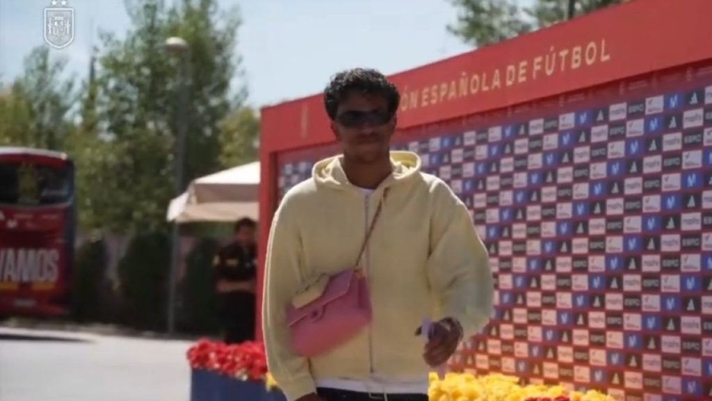 Lamine ‘woke’ Yamal asombra con dos bolsos rosas de Chanel de 13.000 euros en el inicio de la concentración de la Selección