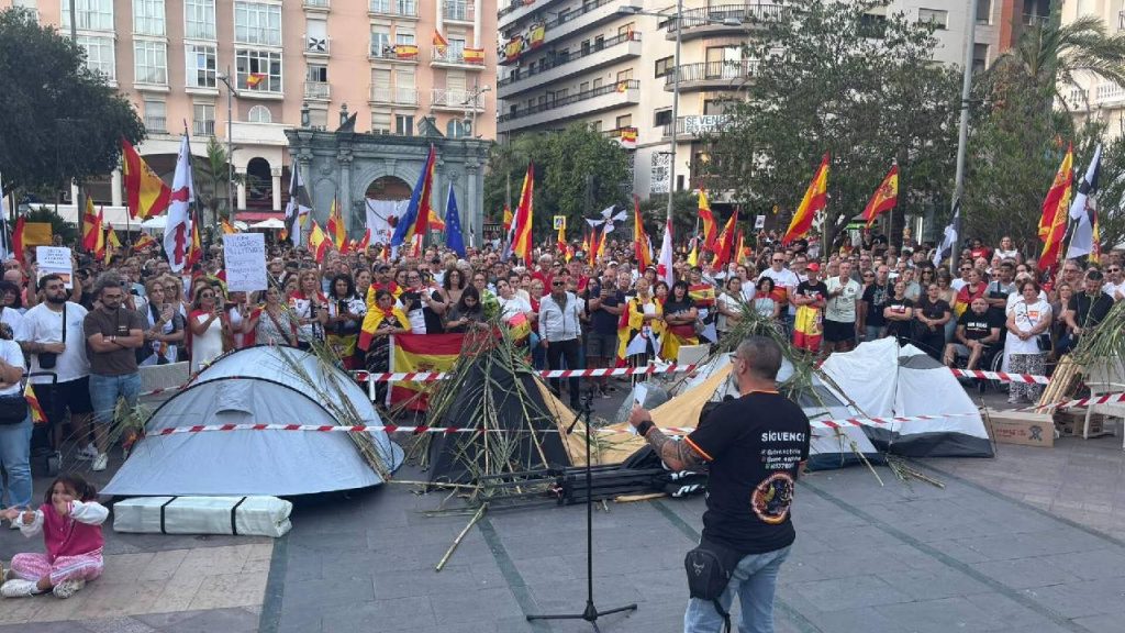 Ceuta se echa a la calle para arropar a sus militares: ATME califica de «histórica» la concentración