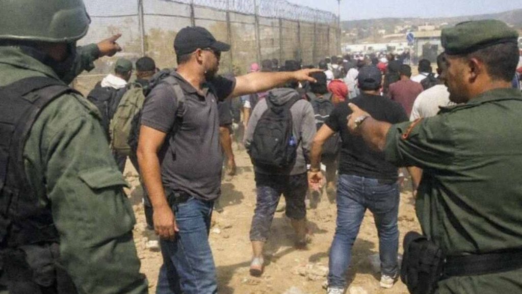 El informe policial revela 32 fotos de gendarmes marroquíes guiando la invasión de Ceuta