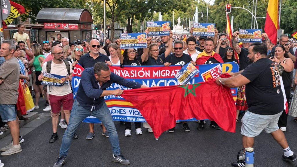 La bandera marroquí rasgada por Democracia Nacional desata una reacción política y el señalamiento desde Marruecos
