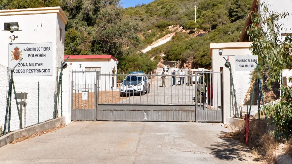 El Gobierno instala a miles de inmigrantes a 150 metros de un polvorín militar en Ceuta: Estrategias Militares ya alertó del riesgo en el canal de David Santos
