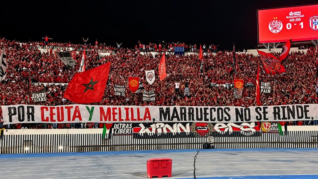 Los ultras marroquíes del Wydad despliegan en las gradas una pancarta en español: «Por Ceuta y Melilla, Marruecos no se rinde»