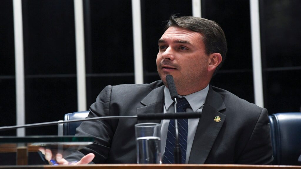 Flávio Bolsonaro pedirá anular las elecciones en Brasil tras la ampliación del horario de votación