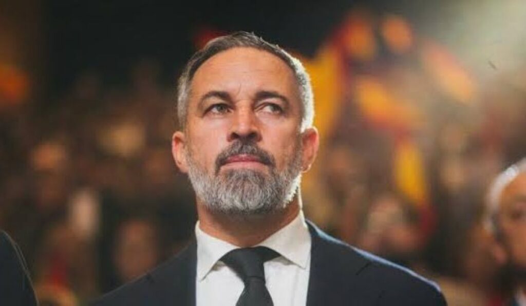 Abascal se pregunta por qué aún no ha dimitido la “siniestra pareja” de Sánchez y Puente