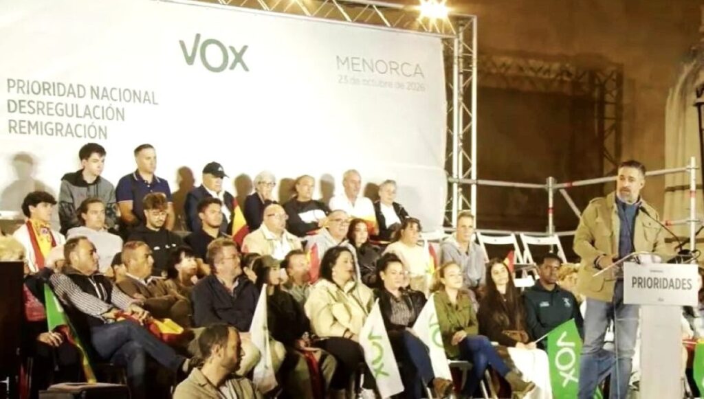 Abascal planta cara a las «milicias de Sánchez» en Mahón: «Su violencia es la impotencia de quienes son menos que nosotros»