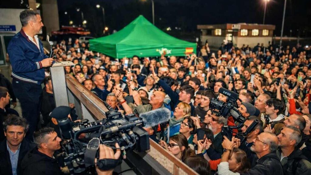 Abascal desborda Talavera: más de 1.500 personas se quedan fuera del acto de VOX por aforo completo