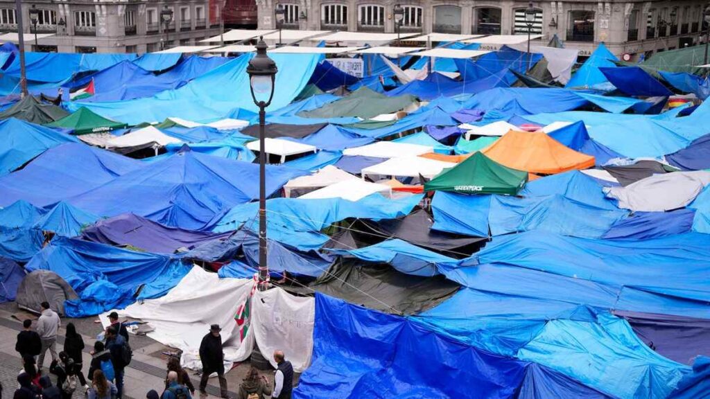 El caos, la pestilencia y la inseguridad progresan en la acampada de Sol tras degenerar en peleas, violencia y control okupa