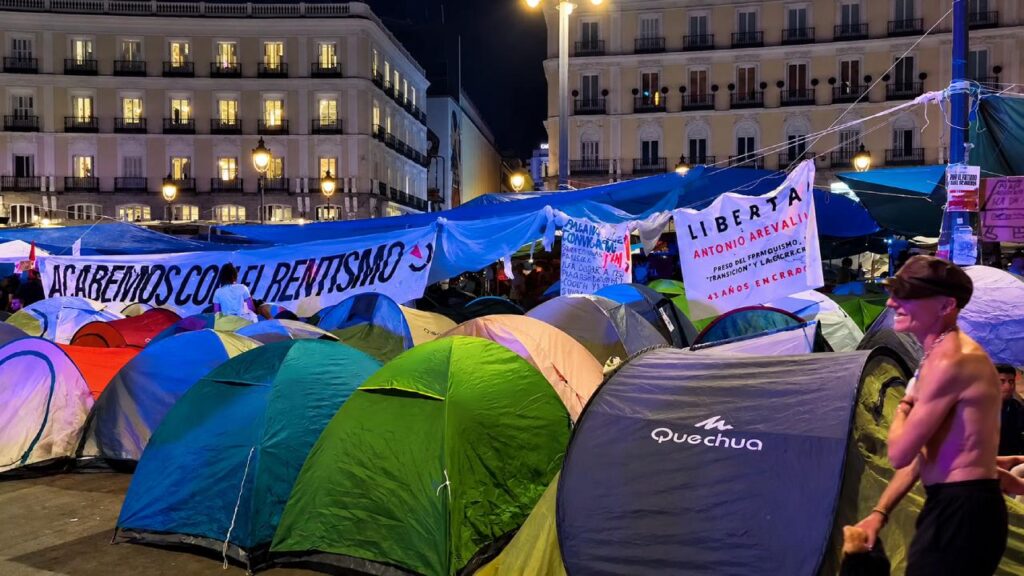 La Policía confirma que al menos la mitad de los manifestantes de Sol abandona la acampada por la noche para dormir en casa