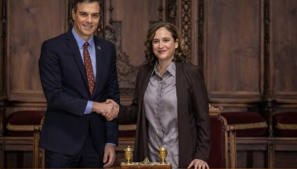 Un PSOE desesperado negocia listas comunes al Congreso con la ultraizquierda de Colau en provincias pequeñas