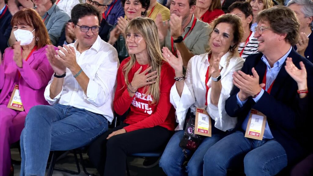 Sánchez comparte escenario político en el acto del PSOE con Begoña Gómez, pendiente de juicio por tráfico de influencias y malversación