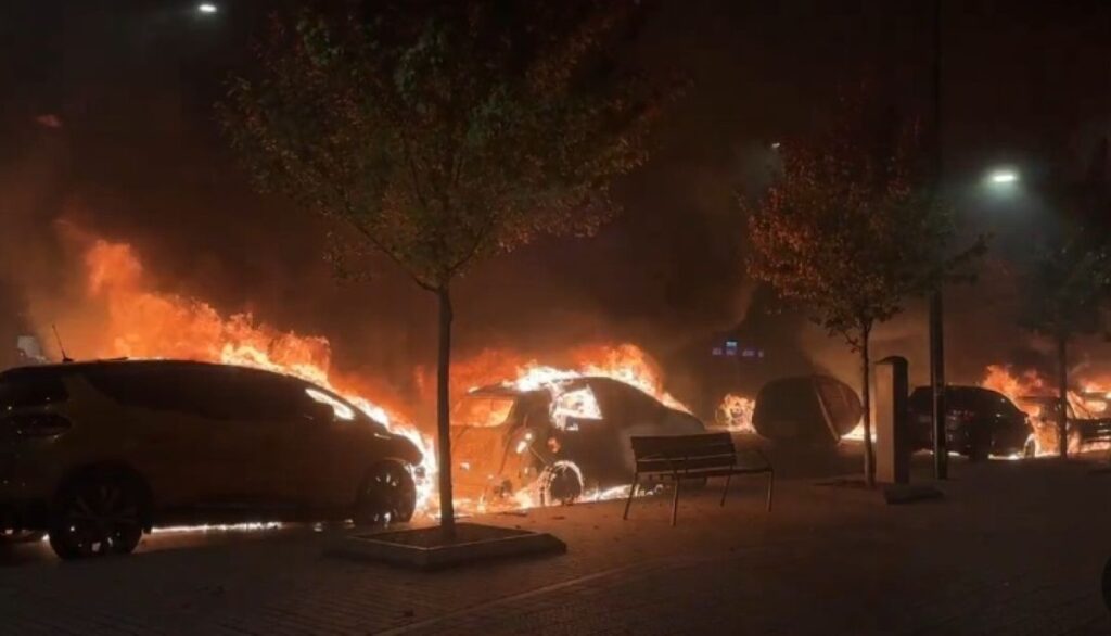 Bilbao arde tras la suspensión del acto de Vito Quiles: 16 detenidos y barricadas de fuego en Deusto