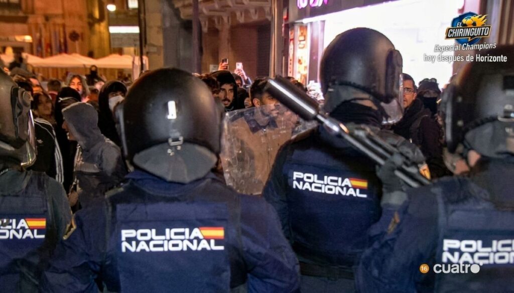 La izquierda radical siembra el caos en Avilés contra Abascal: cargas policiales, petardos y mobiliario por los aires