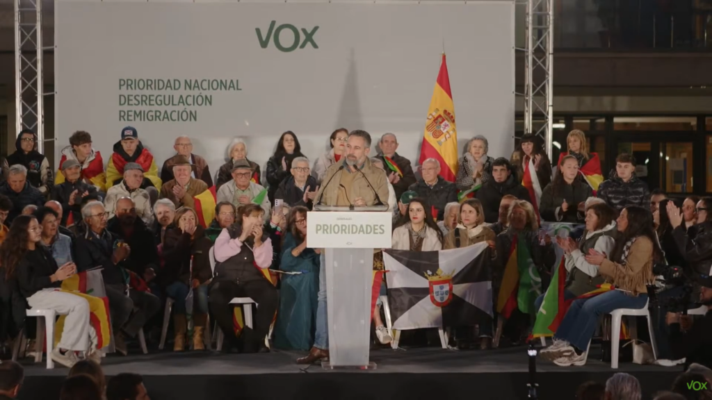 Abascal anuncia que si VOX gana las elecciones, los sacrificios recaerán en «inmigrantes, partidos y sindicatos»