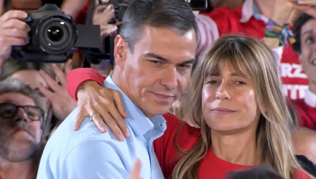 Pedro Sánchez desata la mofa en redes por su ‘cara de asco’ tras escenificar un beso con Begoña Gómez
