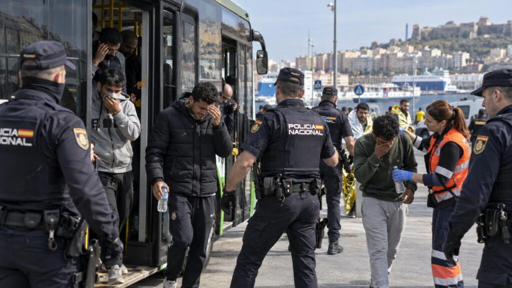 Un inmigrante obliga a desalojar un autobús en Ceuta tras utilizar un espray de gas pimienta