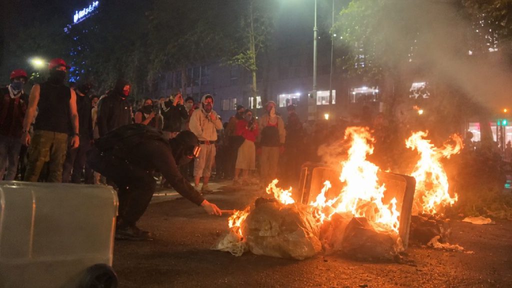 Trece detenidos y 30 mossos heridos tras los graves disturbios al término de la manifestación por la vivienda en Barcelona