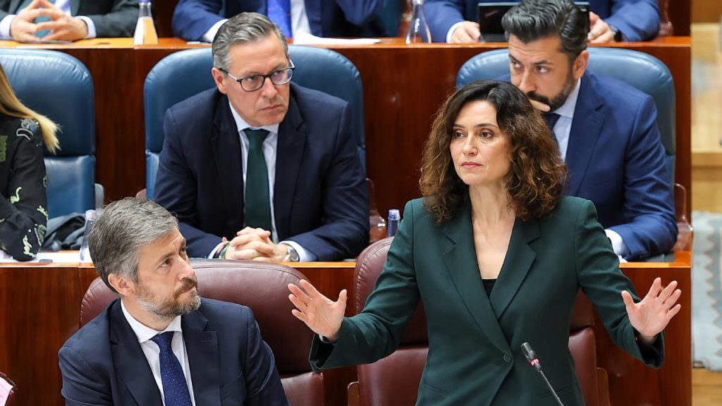 El PP de Ayuso se une a la izquierda y se posiciona en contra de la prioridad nacional de VOX en la vivienda social