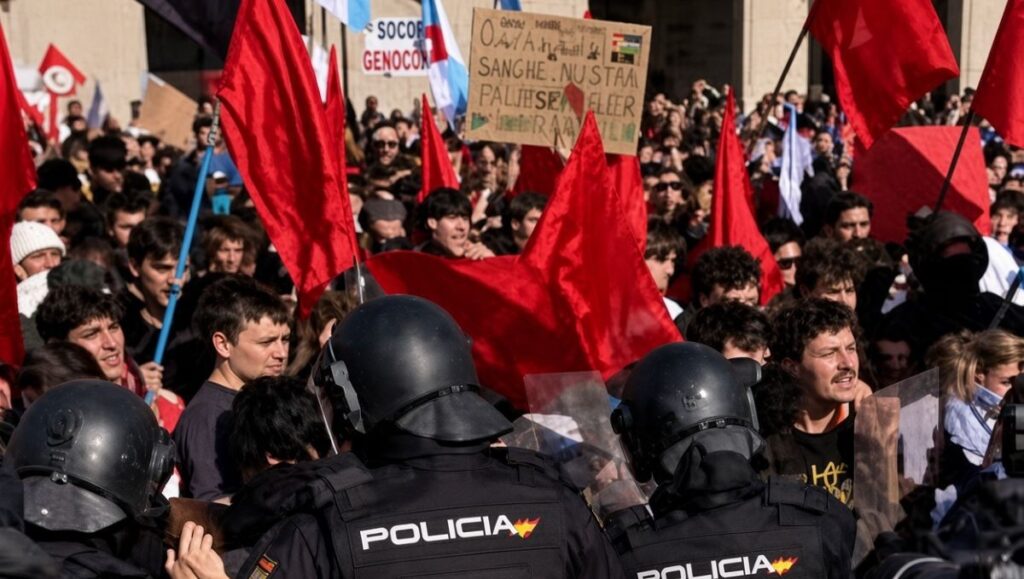 Radicales de extrema izquierda atacan con piedras, bengalas y sillas a la Policía tras boicotear a VOX en La Coruña
