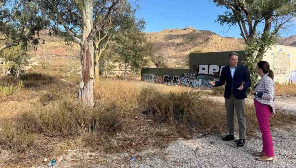 Pedro Sánchez prometió 862 viviendas públicas en Lorca y acaba vendiendo los terrenos a un «fondo buitre»