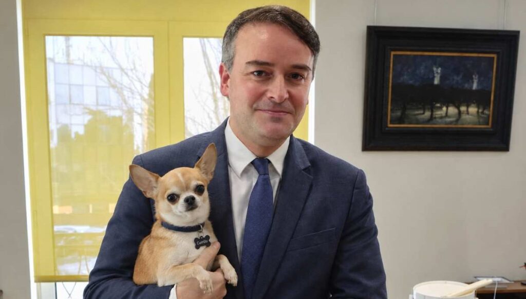 Iván Redondo saca a pasear a su fallecido perrete Currillo para defender su piso de más de un millón de euros