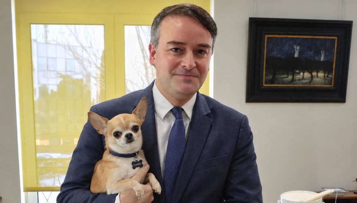 Iván Redondo saca a pasear a su fallecido perrete Currillo para defender su piso de más de un millón de euros