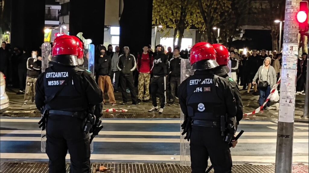 Proetarras lanzan trozos de ladrillo contra la Ertzaintza para boicotear una carpa informativa de Vox en Baracaldo