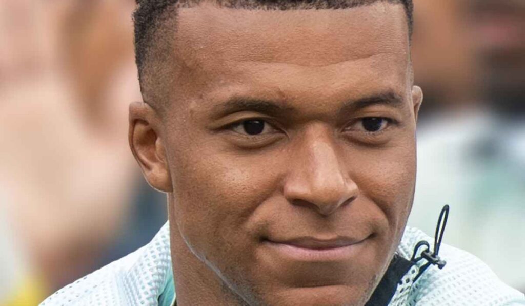 Mbappé defensor del wokismo progre se traga la medicina del comunismo: China suspende LaLiga por burlarse de Mao