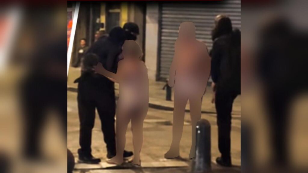 Unos manifestantes roban y dejan en cueros a dos ancianos en París durante los disturbios