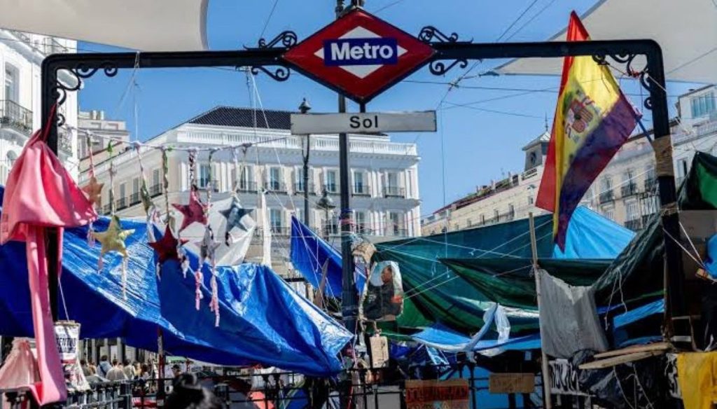 Cierre de la estación de Sol por «insalubridad» tras tres semanas de acampada de ‘perroflautas’