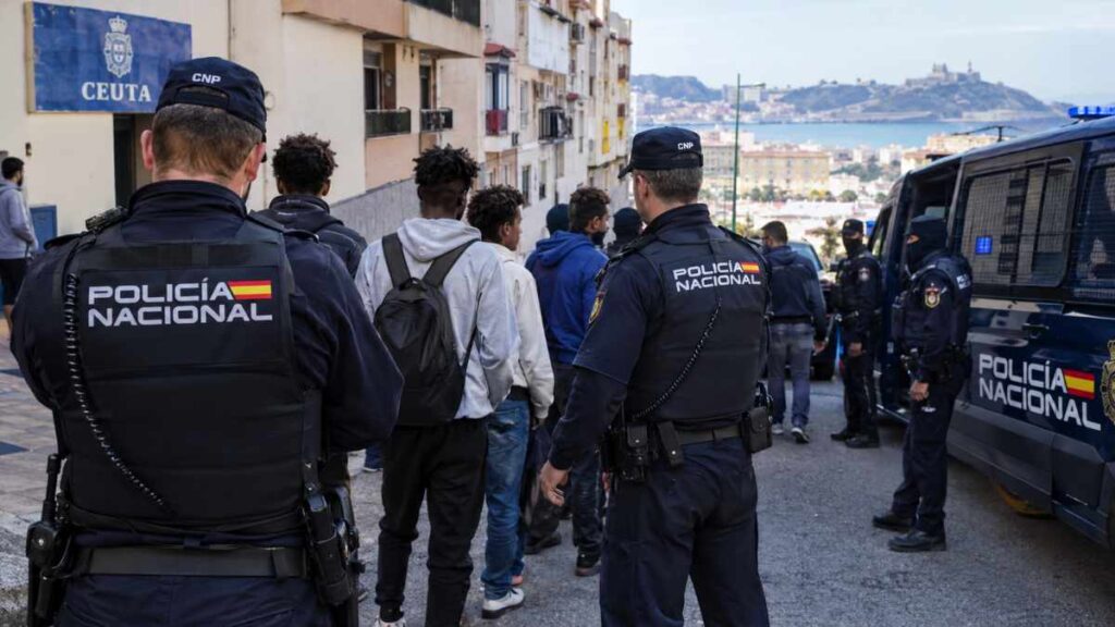 La Policía rastrea los barrios de Ceuta para localizar a los inmigrantes invasores que siguen ocultos tras la entrada masiva