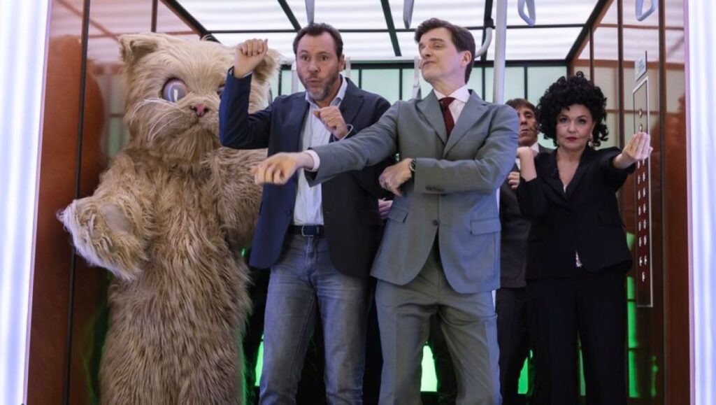 Óscar Puente vuelve a humillar a las víctimas de Adamuz: risas, bailes y chistes con Marc Giró sobre la catástrofe de Renfe