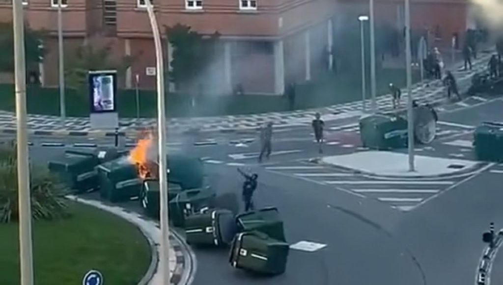 La violencia de la ‘kale borroka’ actúa en Pamplona contra Vito Quiles y obliga a desplegar a los antidisturbios