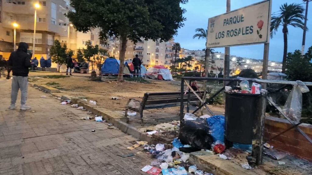 Los vecinos de Los Rosales están hartos: basura, ruido nocturno y malestar por la presencia de ilegales invasores en Ceuta