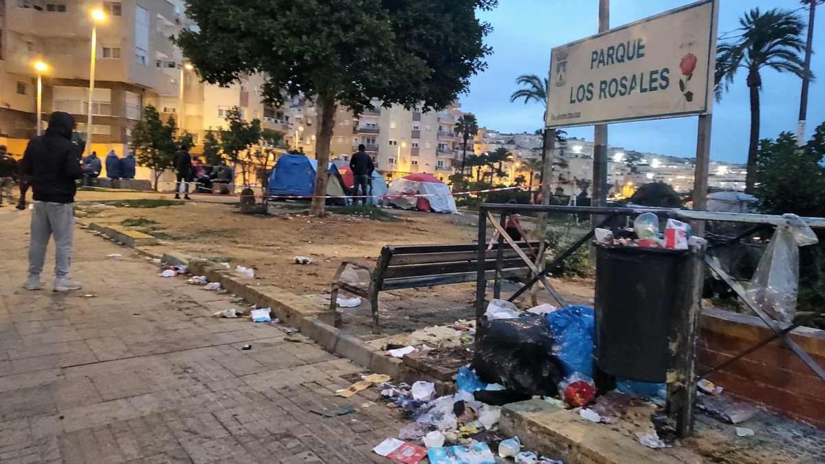 Los vecinos de Los Rosales están hartos: basura, ruido nocturno y malestar por la presencia de ilegales invasores en Ceuta