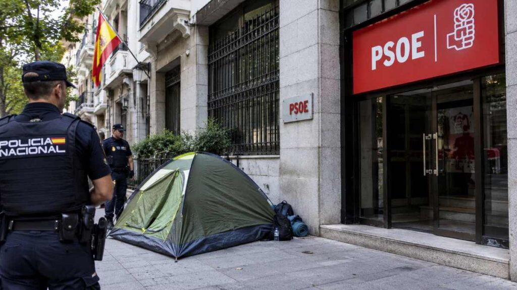 Ferraz no, Puerta del Sol sí: desalojan una acampada frente al PSOE