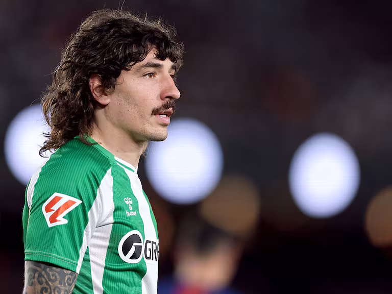 Bellerín y el Betis van contra el youtuber Iñaki Angulo por odio con multas de hasta 650.000 euros